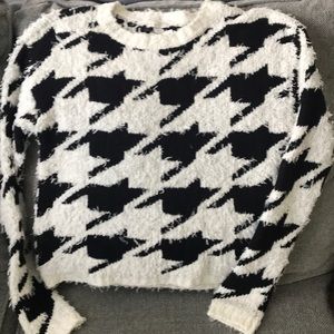EST.1946 Black & White sweater size medium